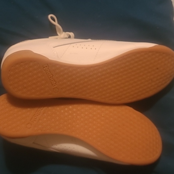 Reebok size 8 tennis shoe - Picture 2 of 6